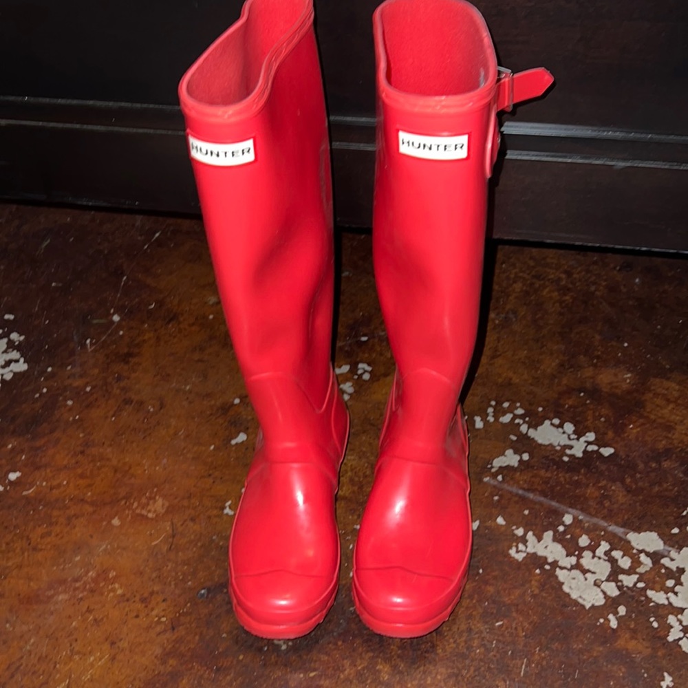 Tall hunter rainboots, beautiful dark coral color and like new!